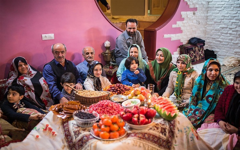 persische familie im yalda nacht 